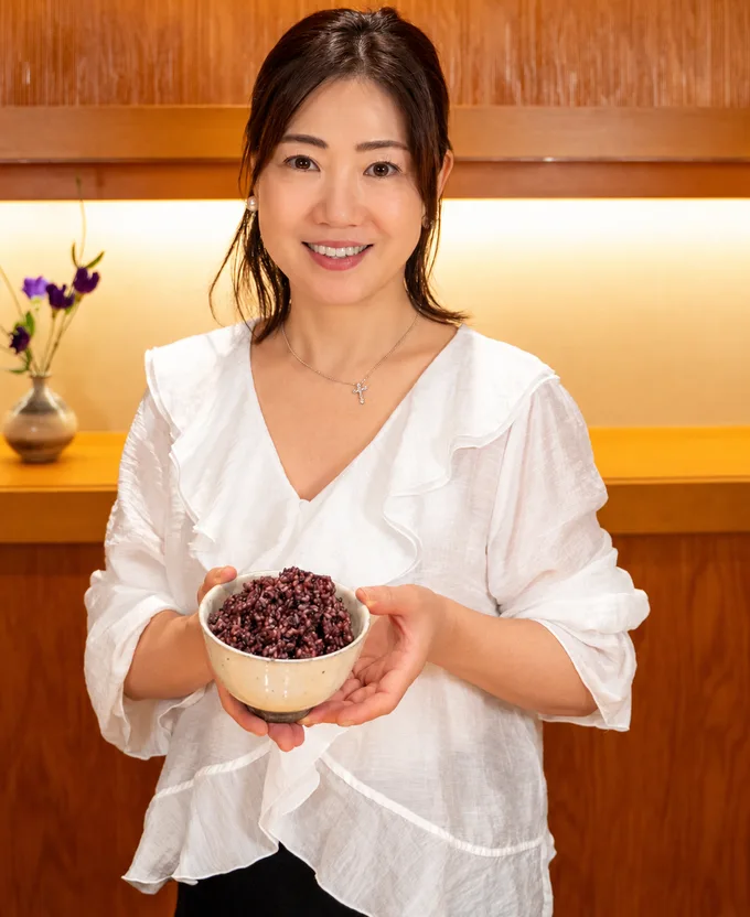 喝米を盛った一膳を両手で持つ西川駒子