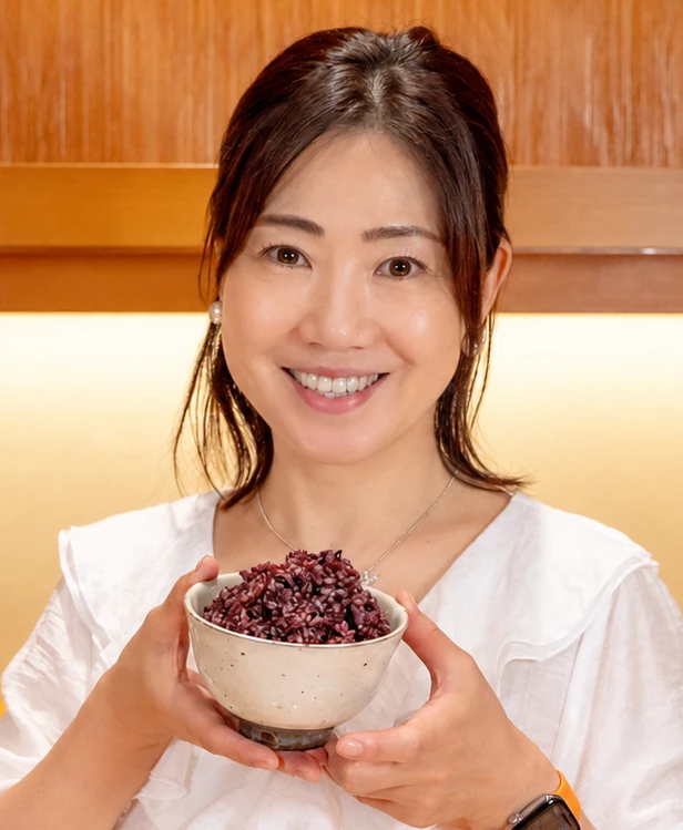 喝米を盛った一膳を両手で持つ西川駒子