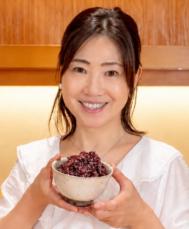 喝米を盛った一膳を両手で持つ西川駒子